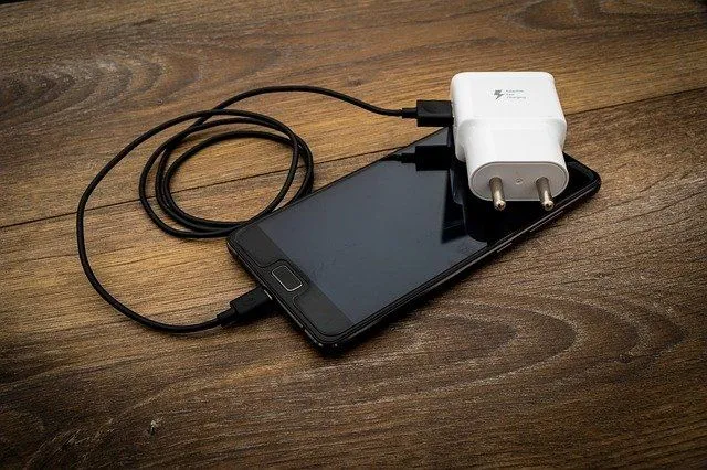 Imagem ilustrativa da imagem Criança de 10 anos morre após celular ligado na tomada explodir