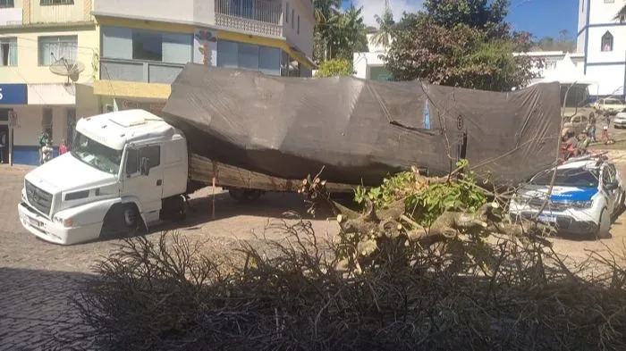 Imagem ilustrativa da imagem Caminhão tomba sobre viatura policial em Dores do Rio Preto