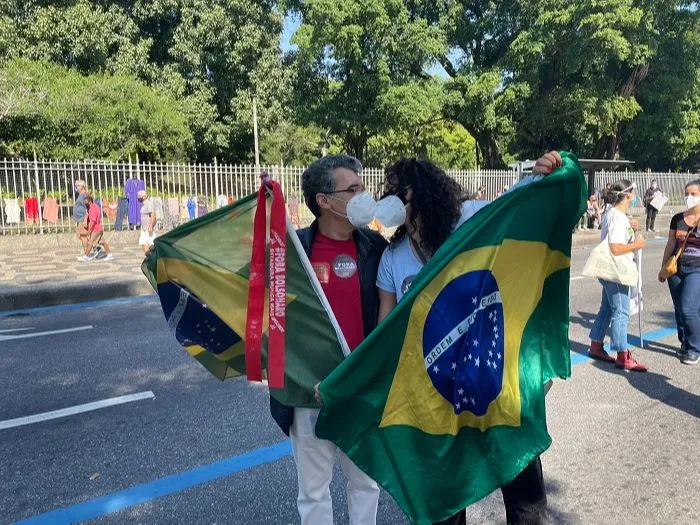 Imagem ilustrativa da imagem Paulo Betti pede Dadá Coelho em casamento durante manifestação