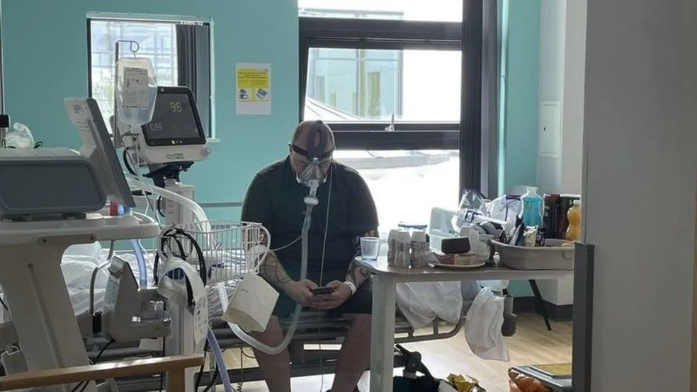 Imagem ilustrativa da imagem Britânico antivacina morre após foto com respirador para se mostrar arrependido