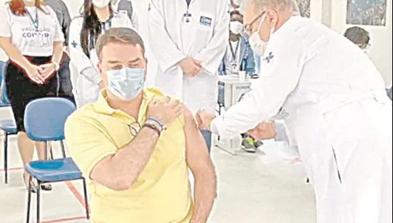 Imagem ilustrativa da imagem Flávio Bolsonaro se vacina contra covid