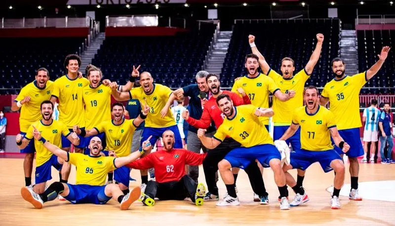 Imagem ilustrativa da imagem Brasil vence Argentina no handebol masculino e segue vivo nas Olimpíadas