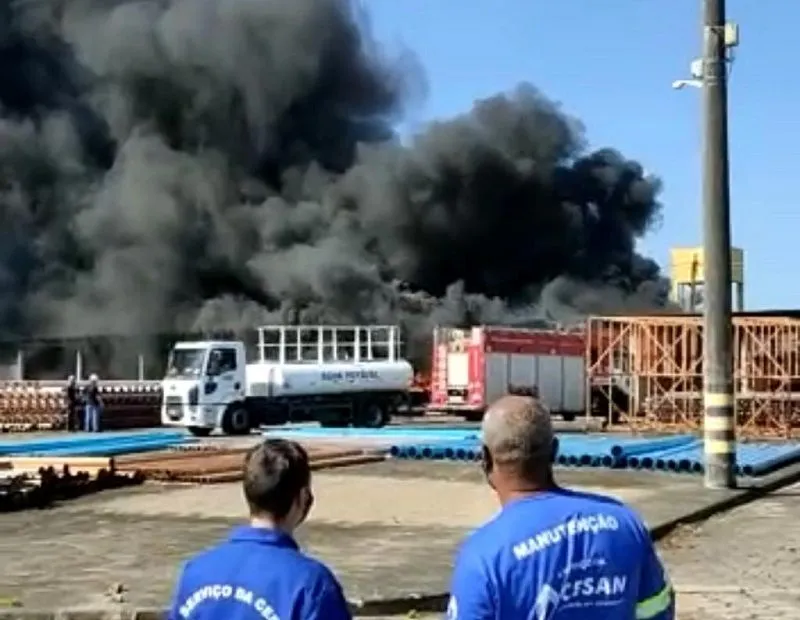 Imagem ilustrativa da imagem Incêndio destrói galpão da Cesan na Serra