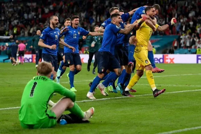Imagem ilustrativa da imagem Donnarumma brilha, Itália vence Inglaterra nos pênaltis e conquista a Eurocopa