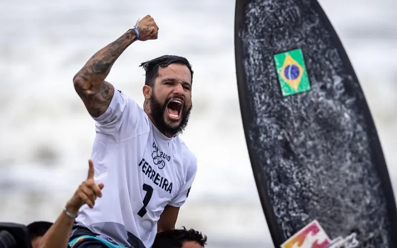 Imagem ilustrativa da imagem Italo Ferreira conquista medalha de ouro na estreia do surfe nas Olimpíadas