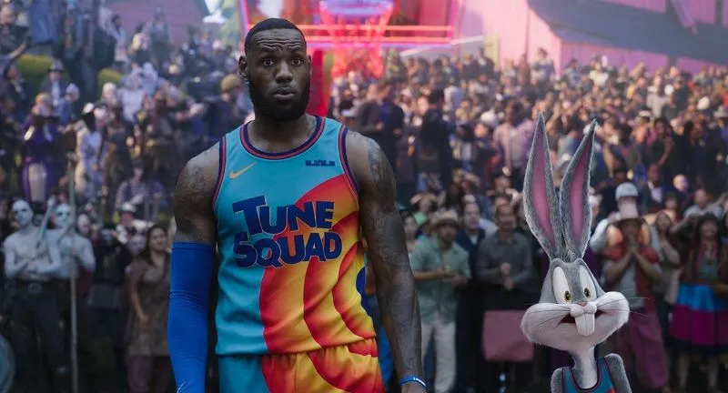 Imagem ilustrativa da imagem LeBron James e Pernalonga contra time de valentões em "Space Jam"