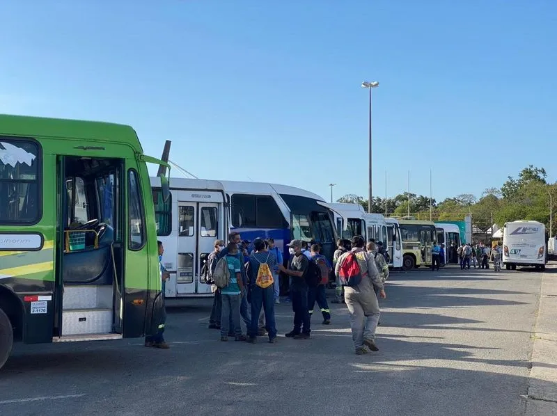 Imagem ilustrativa da imagem Manifestação de rodoviários bloqueia trânsito em Carapina, na Serra