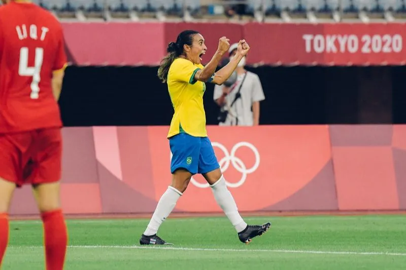 Imagem ilustrativa da imagem Brasil começa Olimpíada com pé esquerdo de Marta e goleia a China
