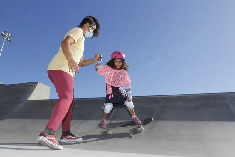 Imagem ilustrativa da imagem Medalhista olímpica inspira meninas a praticar skate no Estado