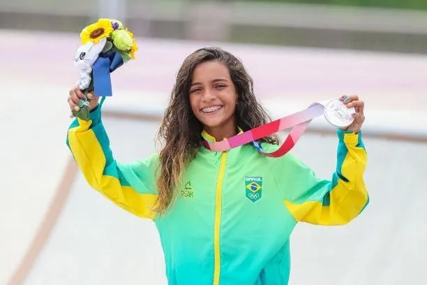 Imagem ilustrativa da imagem Em votação popular, Rayssa ganha prêmio do COI por valores olímpicos