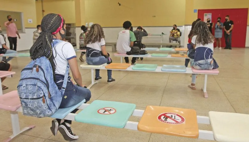 Imagem ilustrativa da imagem Volta à sala de aula obrigatória hoje para 240 mil alunos da rede estadual