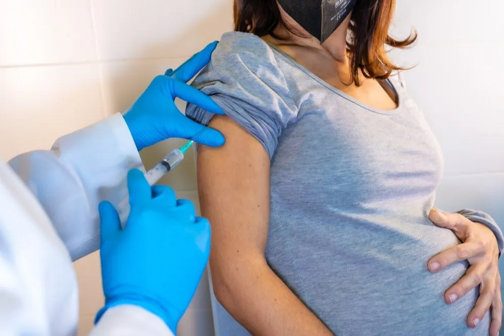 Imagem ilustrativa da imagem Gestantes que tomaram 1ª dose de vacina AstraZeneca podem receber reforço da Pfizer