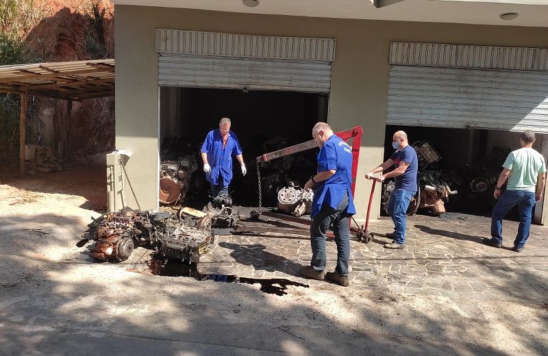 Foram apreendidos motores de carros, caminhonetes e caminhões e um veículo que estava sendo desmontado (Foto: Divulgação/ PCES)