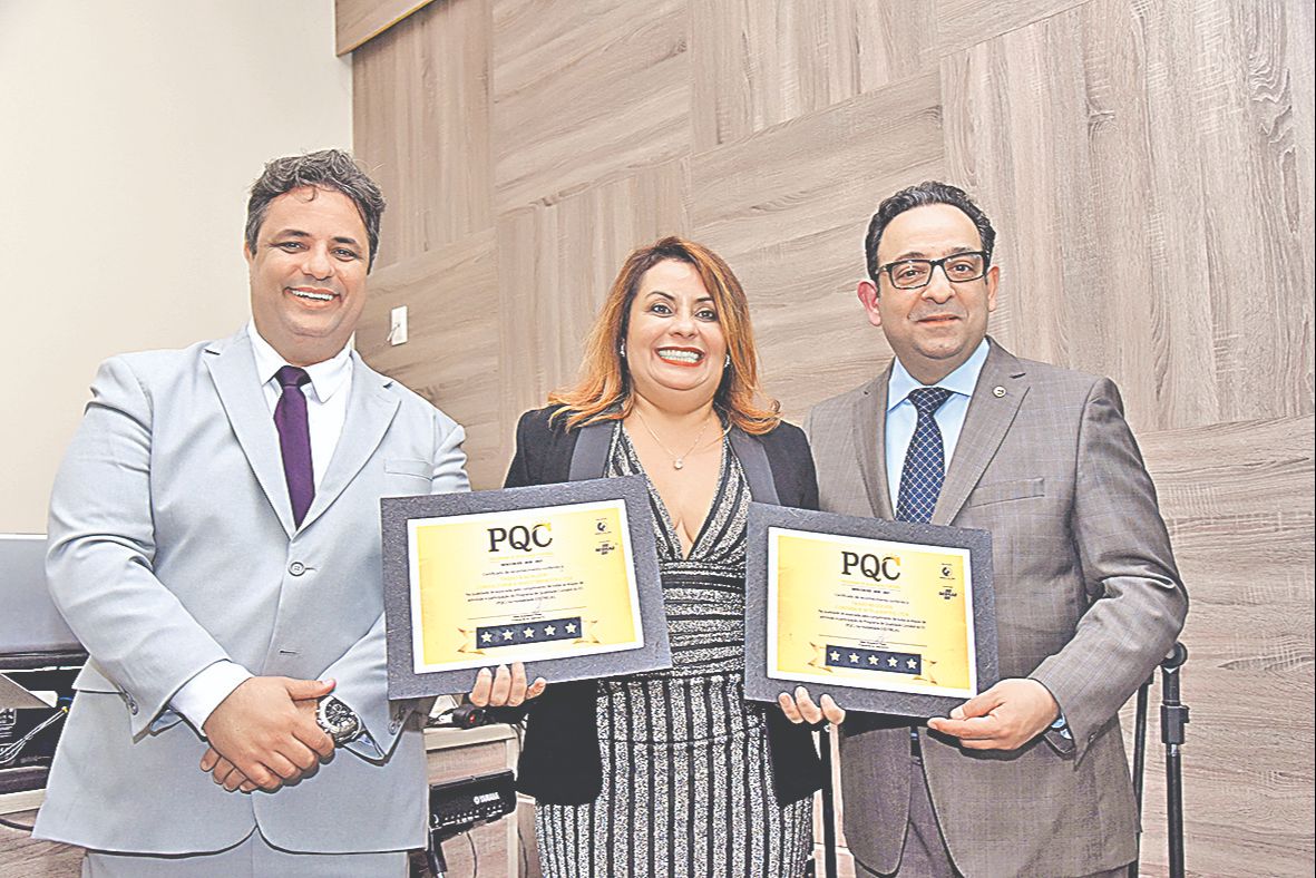 O presidente do Sescon, Elido Emmerich com a contadora certificada pelo PQC, Carla Tasso e o presidente da Fenacon, Sérgio Approbato
