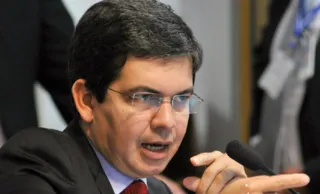 Imagem ilustrativa da imagem Randolfe mira “trilha do dinheiro” no exterior