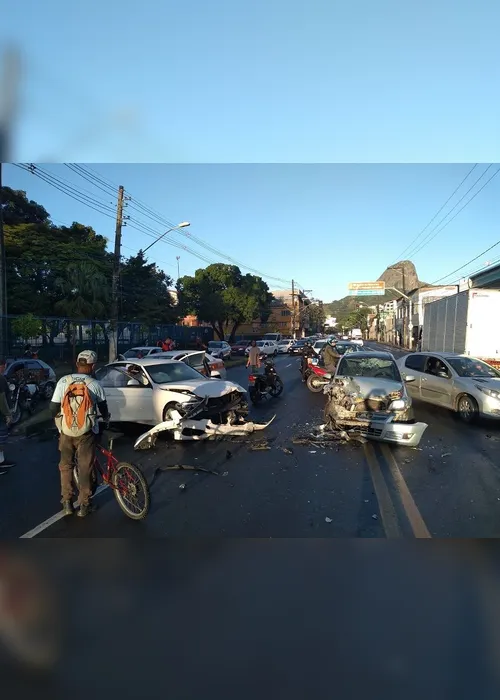 Imagem ilustrativa da imagem Acidente envolvendo três carros e uma moto deixa uma pessoa ferida em Vitória