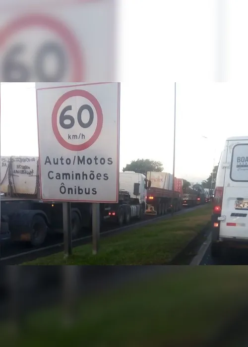 Imagem ilustrativa da imagem Acidente entre carretas complica trânsito na BR-101, em Carapina