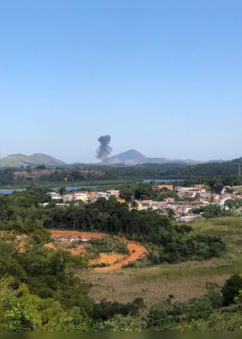 Imagem ilustrativa da imagem Piloto e aluno pulam de avião e se salvam de explosão
