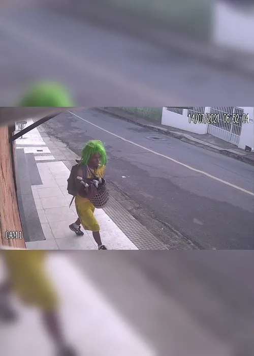 Imagem ilustrativa da imagem VÍDEO| Bandido vestido de palhaço assalta casa de carnes, é preso e foge da delegacia