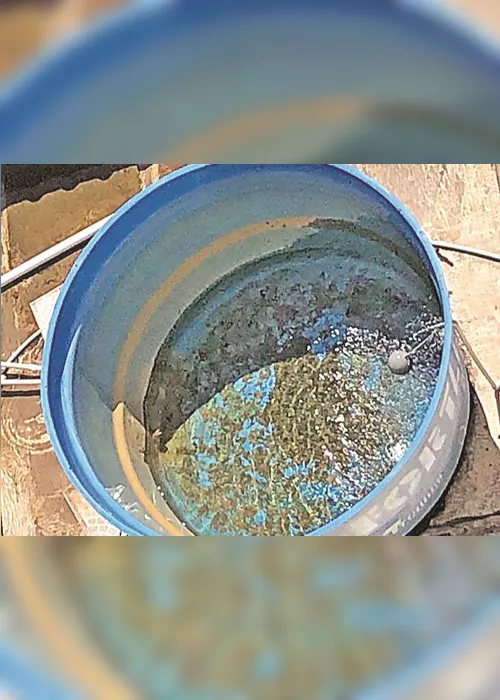 
          Imagem ilustrativa da imagem Caixa aberta e com água parada
          