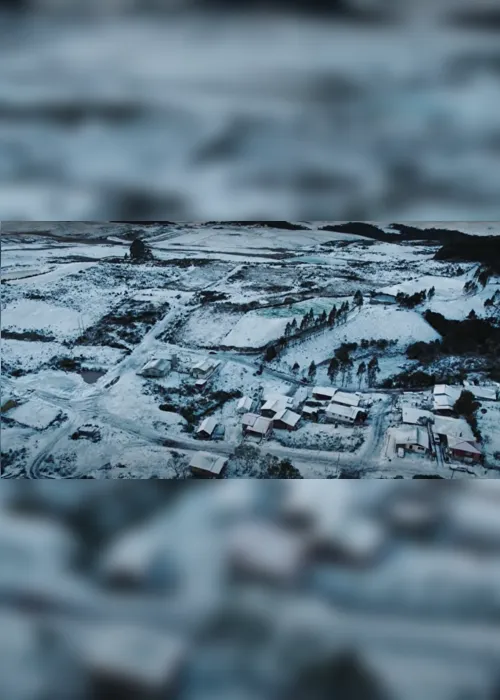 Imagem ilustrativa da imagem VÍDEO | Produtor de vídeos faz registro impressionante de cidade brasileira coberta de neve