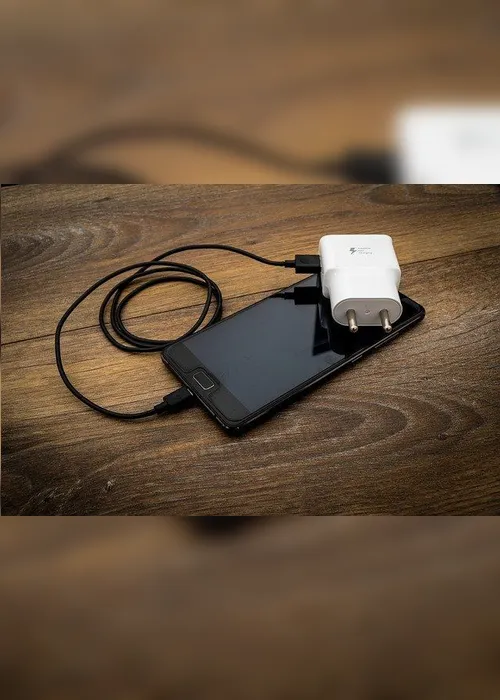 Imagem ilustrativa da imagem Criança de 10 anos morre após celular ligado na tomada explodir