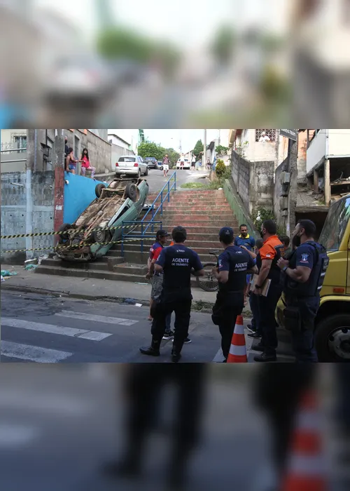 Imagem ilustrativa da imagem Carro perde freio e capota ao cair em escadaria em Cariacica