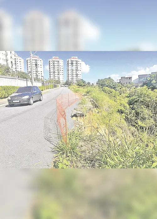 
          Imagem ilustrativa da imagem Encosta cede e ameaça rua
          