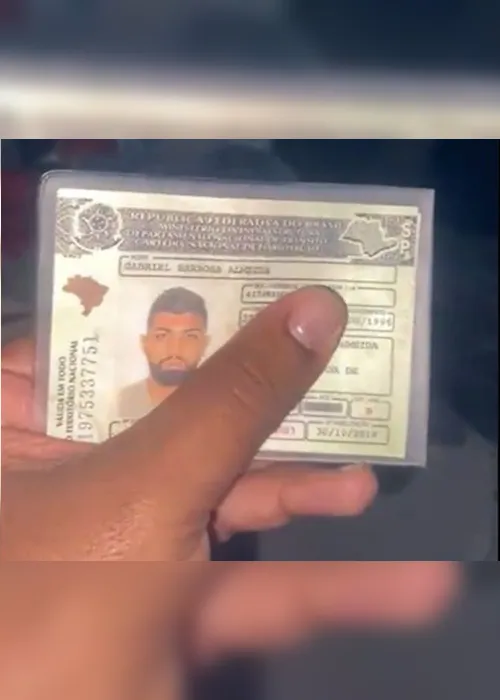 Imagem ilustrativa da imagem Passageiro encontra CNH de Gabigol em aeroporto e artilheiro agradece