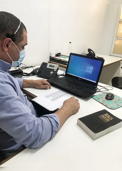 
          Imagem ilustrativa da imagem Assistência e oração via telefone
          