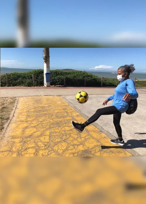 Imagem ilustrativa da imagem VÍDEO | Vovó é a rainha das embaixadinhas em Vila Velha e faz sucesso na internet