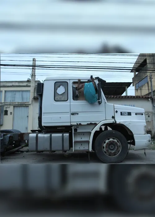 Imagem ilustrativa da imagem Morador de rua dorme dentro de caminhão em Vila Velha