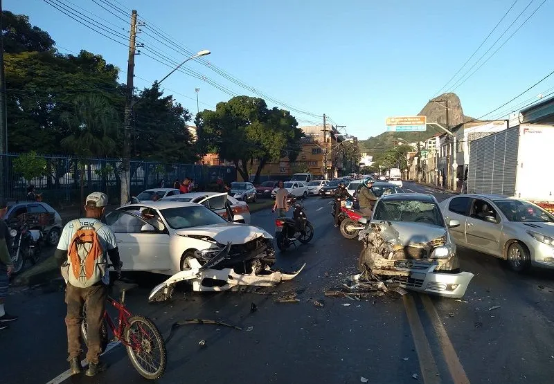 Acidente envolvendo três carros em frente ao Horto de Maruípe, em Vitória.