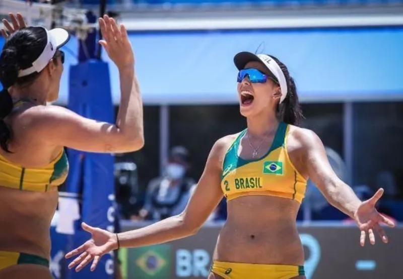 Agatha (de costas)e Duda, dupla de vôlei de praia que representa o Brasil nas Olimpíadas