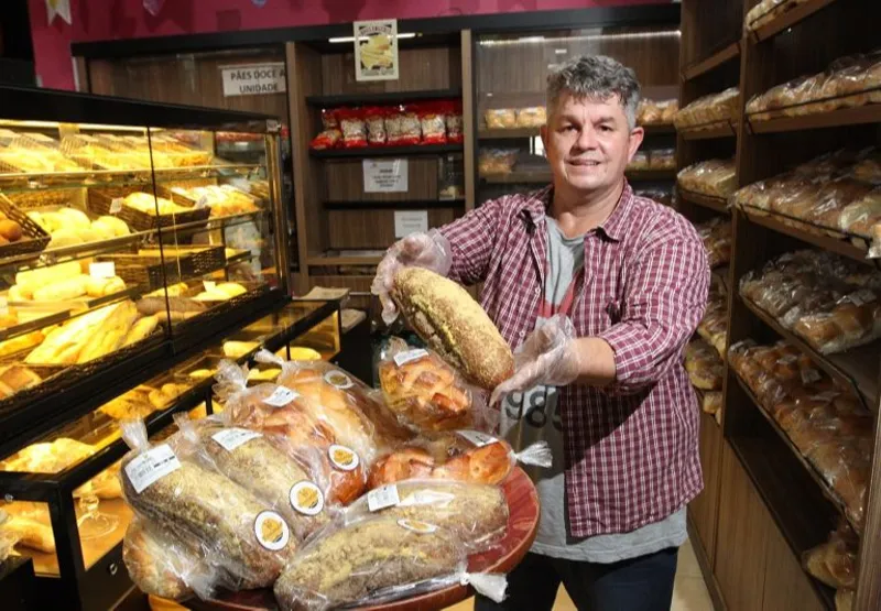Ivan Luis de Oliveira, gerente de padaria, mostra “pãozinho da vovó”, com massa caseira de fermentação natural