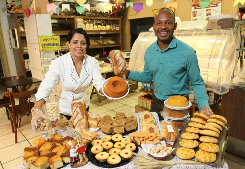 Kelia Maria Chaves e Gleidson de Oliveira mostram delícias em padaria