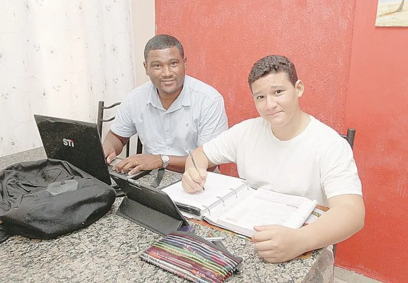 Rony Silva, de 44 anos, está na expectativa para que o filho, Bernardo Gonçalves de Oliveira, 13 anos, possa se vacinar