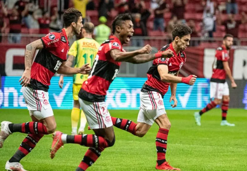Rodrigo Caio (à frente) corre com Bruno Henrique e Gustavo Henrique para comemorar o primeiro gol do jogo