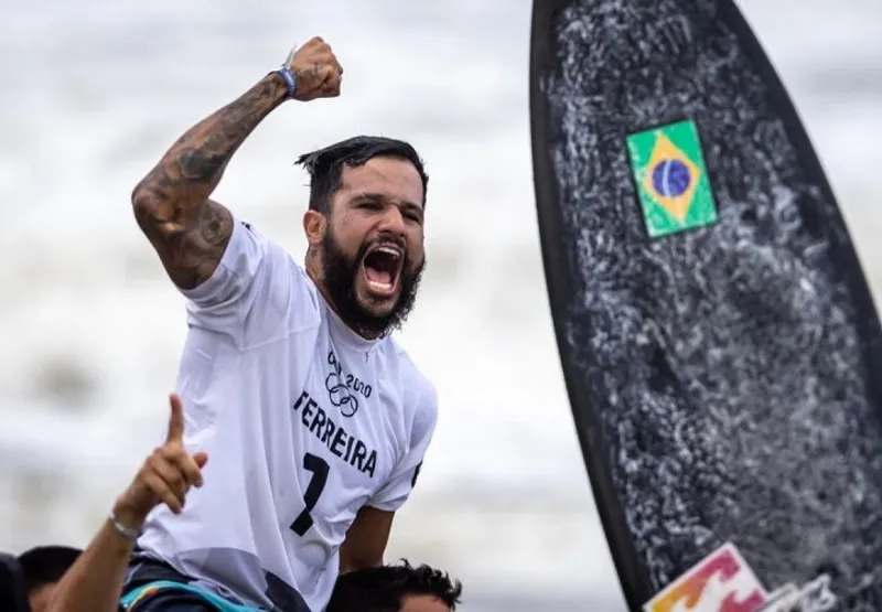 Italo Ferreira é o primeiro campeão olímpico do surfe é também o primeiro medalhista de ouro do Brasil em Tóquio