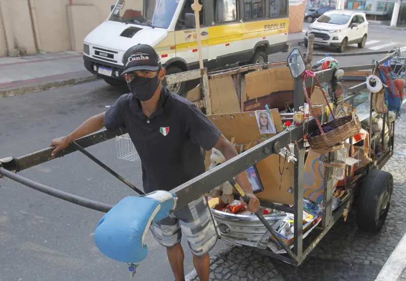 Morador em situação de rua teve permissão do dono do caminhão para morar dentro do veículo, em Vila Velha