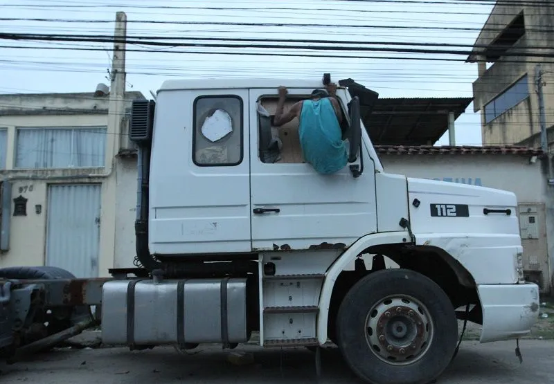 Morador em situação de rua teve permissão do dono do caminhão para morar dentro do veículo, em Vila Velha