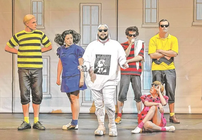 No musical "Meu Amigo Charlie Brown", Tiago Abravanel faz o papel do divertido Snoopy.