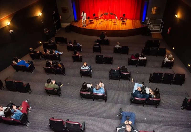 Evento aconteceu com um público reduzido e distanciado, no Teatro do Sesi, em Vitória