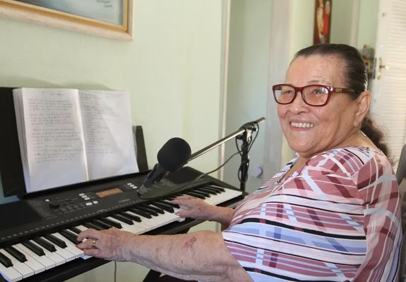  A professora aposentada Rosa Maria Gomes, 85, tem o hobby de cantar e tocar teclado, violão e até acordeon