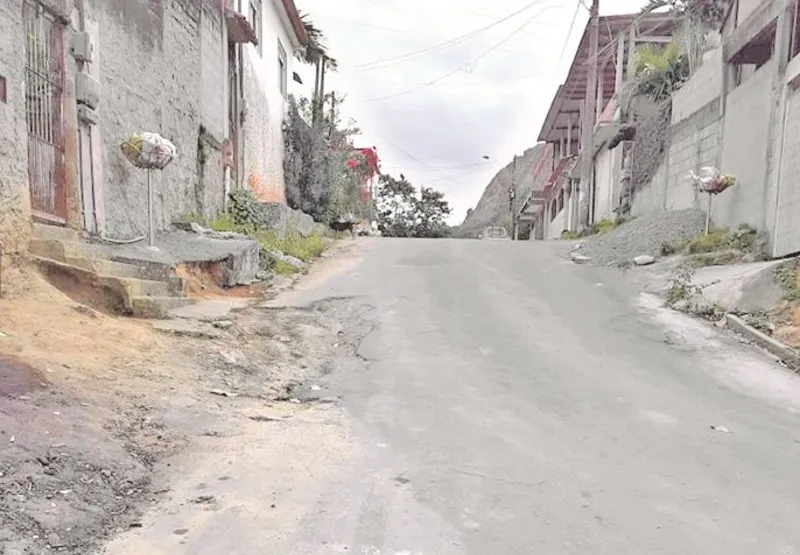 Rua José Maria, em Mucuri, onde asfalto está danificado  e  oferece riscos