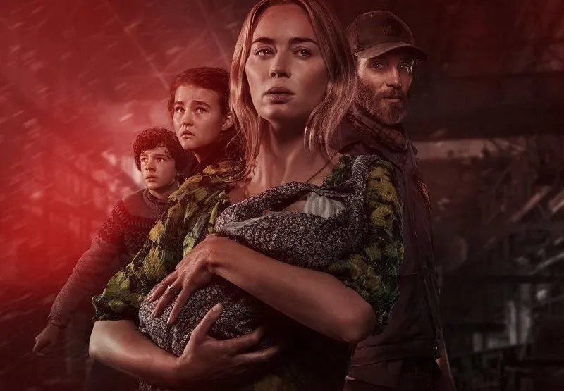 Na sequência do filme de 2018, Evelyn (Emily Blunt) foge com os filhos Marcus (Noah Jupe), Regan (Millicent Simmonds) e o bebê recém-nascido.