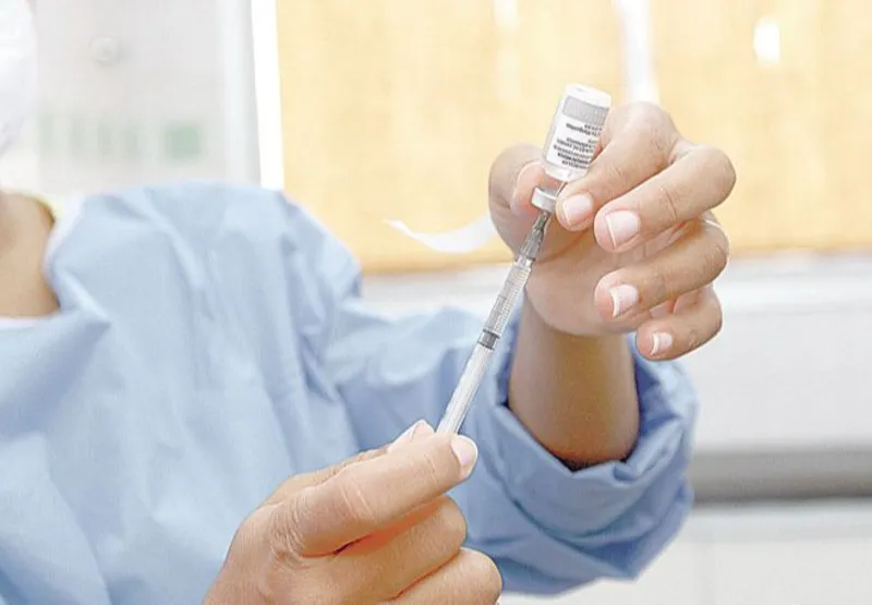 Profissional prepara vacina   para aplicação: na Serra, novos agendamentos serão feitos a partir das 18 horas