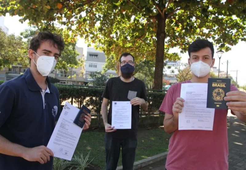 Guilherme Tavares, Wyctor Fogos e André Rosetti pedido por vacina para garantir bolsa de estudo na França