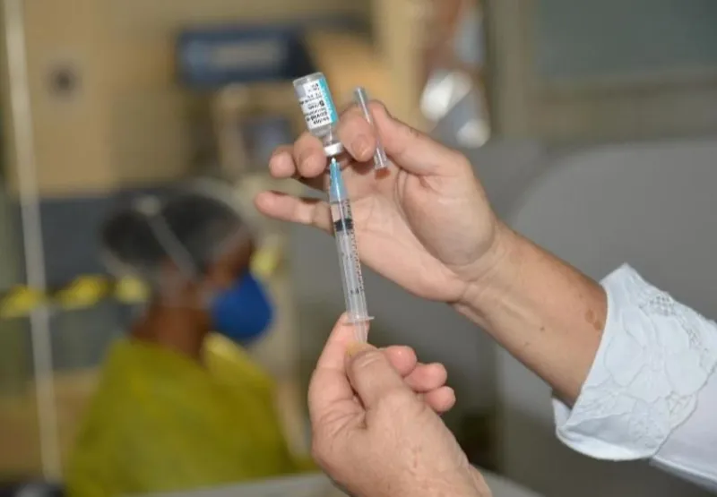 Profissional prepara dose de vacina na Serra