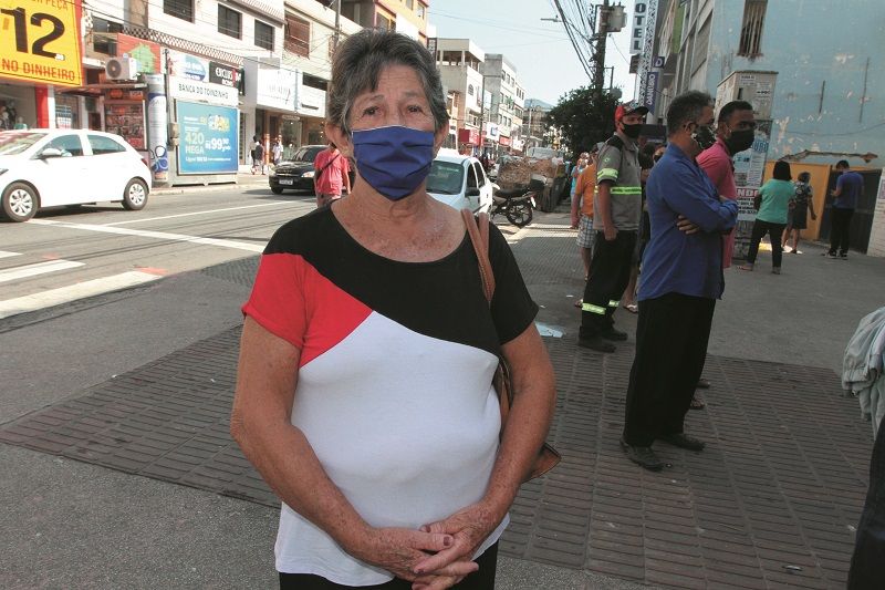 A aposentada Elza Patrício Fagundes, de 78 anos, passou horas na fila para concluir a prova de vida em uma agência bancária (Foto: Kadidja Fernandes — 17/06/2021)